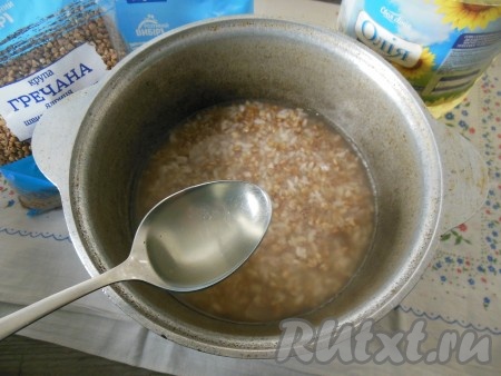 Затем влейте в кастрюлю растительное масло (при желании, если не соблюдаете Пост, растительное масло можно заменить на кусочек сливочного масла), перемешайте.
