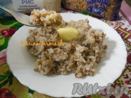 Необычную, вкусную, полезную гречнево-рисовую кашу, по желанию, можно заправить сливочным маслом и в горячем виде подать к столу. Думаю, и вашей семье понравится это простое блюдо!
