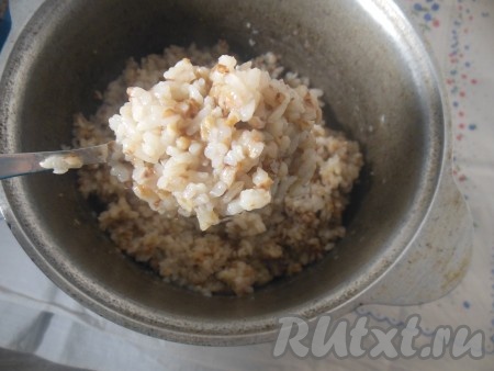 Гречнево-рисовая каша пропарится, крупа впитает всю влагу, теперь можно перемешать кашу.
