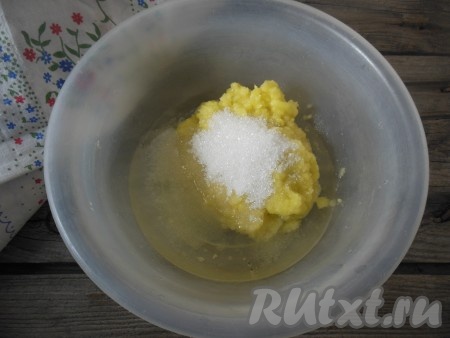 Добавьте к яблочной массе сахар и растительное масло.
