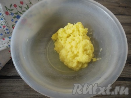Пропустите яблоки через мясорубку, блендер или натрите на терке.
