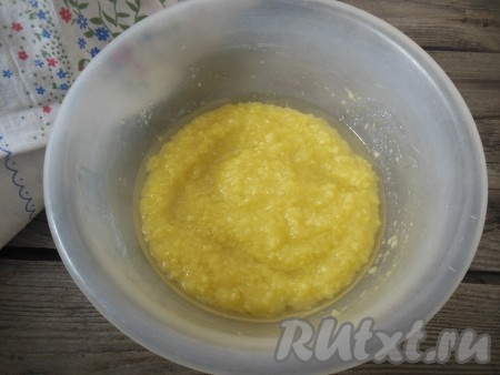 Перемешайте при помощи ложки, чтобы сахар растворился.
