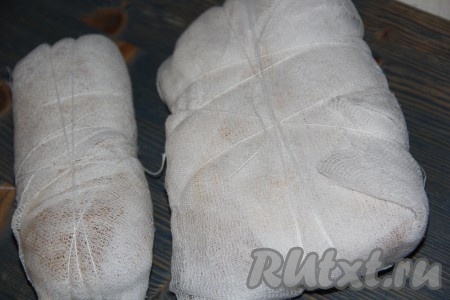 Плотно запеленать мясо и слегка обвязать ниткой (как на фото).
