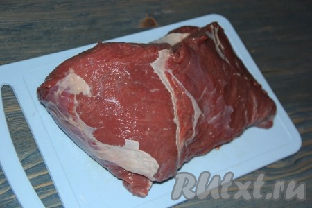 Взять кусок говяжьей вырезки, сполоснуть водой и обсушить бумажным полотенцем.