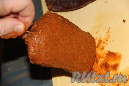 Обмазать каждый кусочек говядины специями однородным и ровным слоем.&nbsp;
