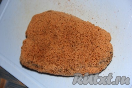 Подвесить мясо в прохладном месте не менее чем на 5-7 дней. Лучше вялить бастурму из говядины недели 2-3. У меня бастурма вялилась на чердаке. Место для вяления должно быть прохладным (температура в помещении должна быть не выше +10 градусов), хорошо проветриваемым (лучше на сквозняке). Готовую бастурму распеленать, вот так она выглядит.
