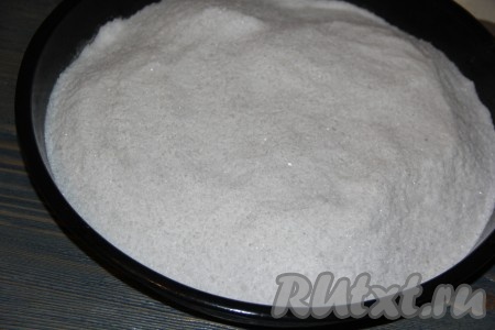 Засыпать мясо толстым слоем соли (мясо не должно быть видно под солевой шубой). В общей сложности у меня ушло 1,7 килограмма соли. Ёмкость с говядиной, засыпанной солью, отправить на сутки в холодильник.