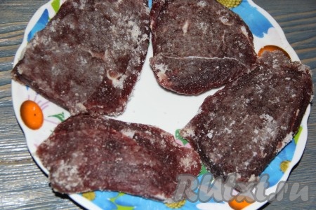 По прошествии трёх суток куски говядины станут тёмного цвета и очень твёрдыми.
