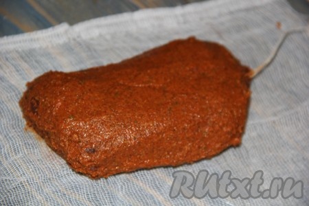 Затем плотно завернуть каждый кусок говядины в несколько слоёв марли (лучше взять не медицинскую марлю, без запаха).
