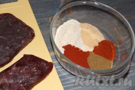 Для приготовления обмазки в одной миске (лучше взять глубокую миску, в ней будет легче готовить пасту для обмазки) соединить сушёный чеснок, красный молотый перец, хмели-сунели, паприку, пажитник. Мясо достать из воды и обсушить бумажным полотенцем.
