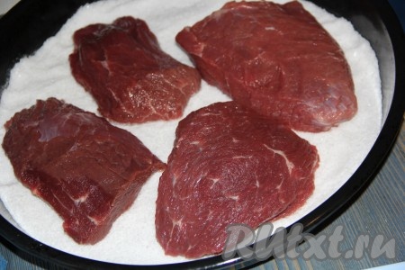 Кусок говядины разрезать на 3-4 части (я разрезала на 4 части), удалить прожилки сухожилий и жира. В большую ёмкость с достаточно высокими бортиками насыпать, примерно, 1 килограмм соли. На соль выложить ровно кусочки мяса (мясо нужно выкладывать ровно (как на фото), потому что в дальнейшем в процессе обезвоживания оно станет твёрдым).
