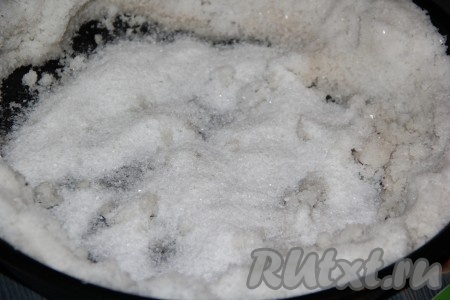 Через сутки "откопать" наше мясо. Часть соли пропитается кровью и влагой. Убрать мокрую соль и досыпать свежую соль. Мясо не промываем! Снова полностью закопать мясо в соль и опять поставить в холодильник на сутки. Через сутки снова убрать мокрую соль, повторить подсыпание свежей соли (у меня на третий раз не было влажной соли), отправить кусочки говядины под толстым слоем соли на сутки в холодильник.
