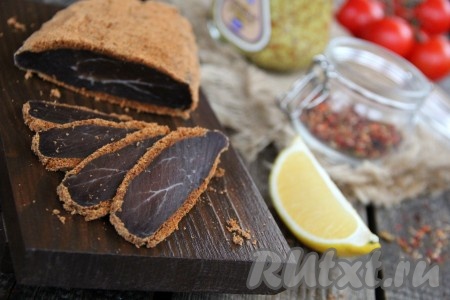 Вот такая ароматная, красивая и очень вкусная бастурма из говядины получилась. Хранить её можно дней 30 в холодильнике в закрытой ёмкости. Такая бастурма,&nbsp;приготовленная в домашних условиях, станет прекрасным дополнением к вашему праздничному столу.
