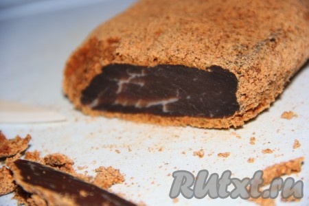 Нарезать бастурму из говядины тонкими ломтиками.

