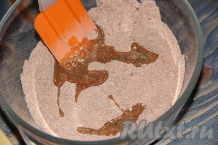 Перемешать специи лопаткой и добавить постепенно, примерно, 50-70 мл воды, каждый раз тщательно перемешивая.
