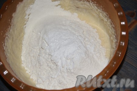 В получившуюся массу всыпать просеянную муку и разрыхлитель.
