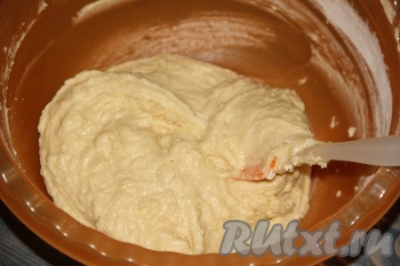 Тщательно перемешать получившееся тесто силиконовой лопаткой (или ложкой).
