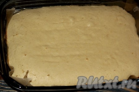 По прошествии 15 минут достать корж из духовки.
