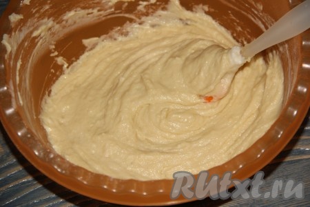 Аккуратно подмешать белок в тесто, перемешивая снизу вверх. Тесто получится очень воздушным и лёгким.
