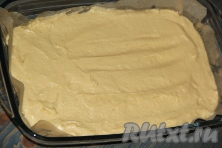 Пергаментом, смазанным растительным маслом, застелить прямоугольную форму для выпечки (у меня форма размером 28Х15 см). Выложить тесто в форму и разровнять.
