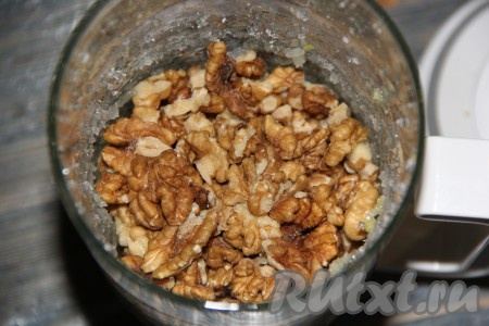 Далее добавить изюм и орехи.
