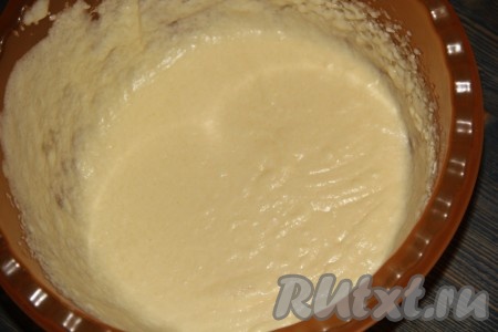 В получившуюся смесь добавить сметану, взбить до однородного состояния.
