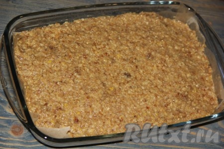 Аккуратно выложить лимонно-ореховую начинку поверх коржа, равномерно распределить. Поставить корж обратно в духовку и выпекать, примерно, 20 минут.
