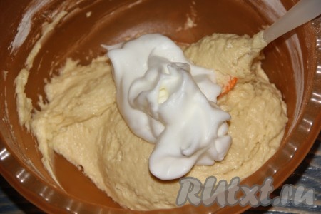 В отдельной ёмкости взбить миксером яичный белок до стойких пиков, а затем добавить в тесто.
