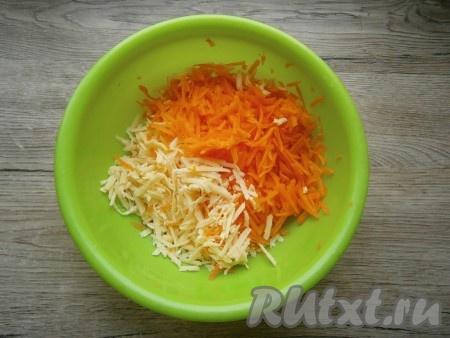 Натереть тыкву и сыр на крупной тёрке в глубокую миску.