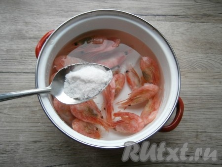 Выложить их в кастрюлю, залить 0,5-0,75 литрами холодной воды, всыпать соль и влить лимонный сок, поставить на огонь.
