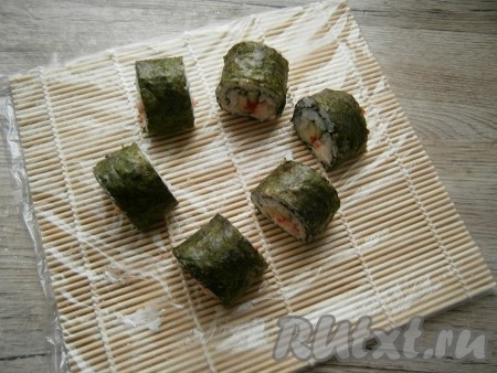 Разрезать большой ролл очень острым ножом на 6 частей.
