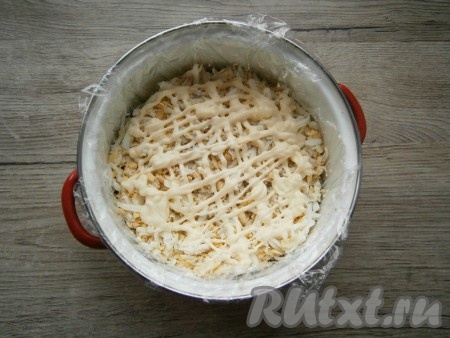 Следующим слоем выложить натертые вареные яйца, немного посолить, смазать майонезом.
