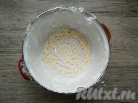 Любую небольшую круглую форму, кастрюльку или салатник застелить пищевой пленкой, смазать дно немного майонезом.
