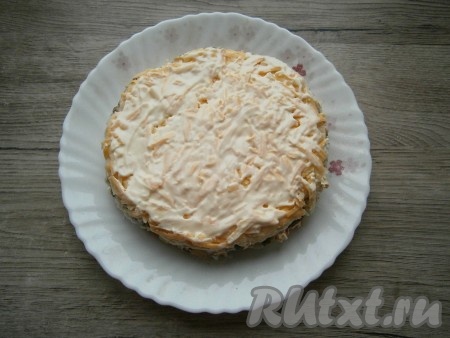 Затем салат перевернуть на тарелку и убрать пищевую пленку.
