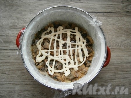Смазать грибы майонезом.
