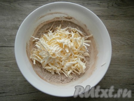 Хорошенько перемешать мучную смесь, добавить натёртое на крупной тёрке подмороженное сливочное масло.
