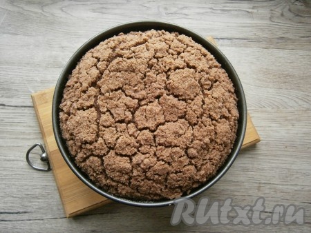 Выпекать шоколадную королевскую ватрушку в разогретой духовке при температуре 180 градусов около 1 часа.
