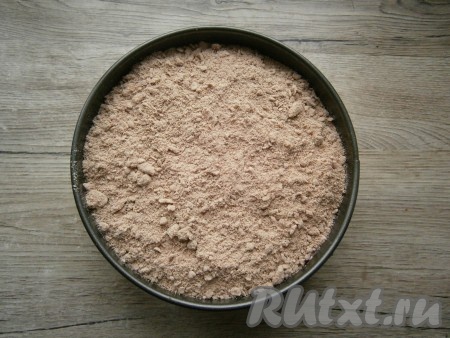 Далее вылить творожную начинку и ложкой засыпать ее сверху оставшейся шоколадной крошкой.
