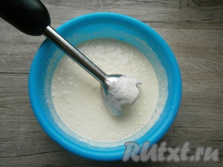Погружным блендером взбить творожную массу до однородного состояния. Масса получится довольно жидкой - так и нужно.
