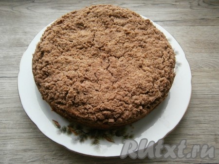 Дать ватрушке полностью остыть в форме, затем аккуратно извлечь ее и переложить на блюдо.
