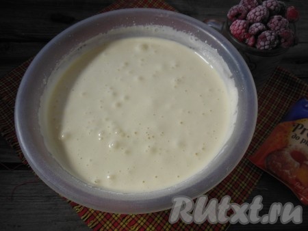 Взбейте тесто миксером до однородности в течение 1-2 минут (или перемешайте ложкой).
