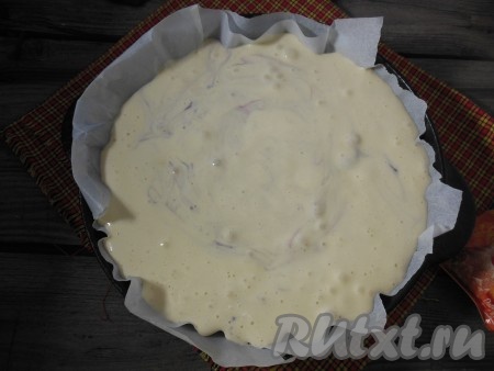 Форму для выпечки (я выпекаю шарлотку&nbsp;в толстостенной чугунной сковороде диаметром 26 см) застелите пергаментной бумагой (или смажьте сливочным маслом). В форму для выпечки вылейте тесто и отправьте в разогретую духовку.
