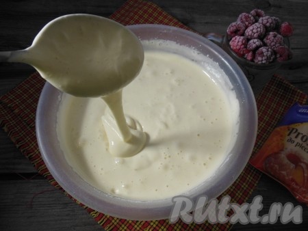 Тесто получится нежным, похожим на сметану средней густоты, оно будет стекать с ложки достаточно плавно (как на фото).
