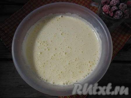 В результате взбивания сахарно-яичная масса увеличится в объёме в несколько раз, а кристаллики сахара полностью растворятся.
