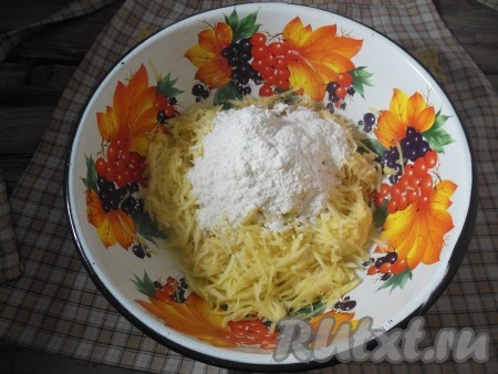 Теперь, для того чтобы скрепить картофельное тесто, всыпьте муку. Много муки не добавляйте, чтобы не забить тесто.&nbsp;
