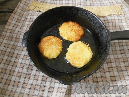 Жарятся драники с двух сторон до золотистой корочки (в зависимости от толщины драников они жарятся, примерно, по 3-4 минуты с каждой стороны).