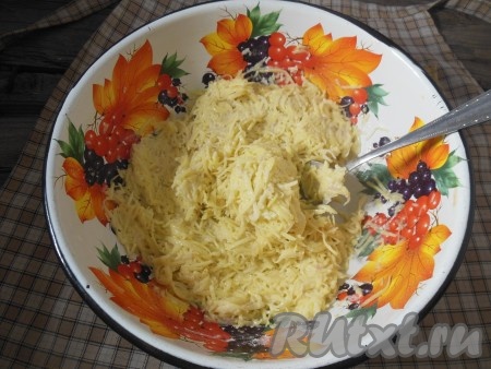 Тщательно перемешайте получившуюся массу при помощи ложки.