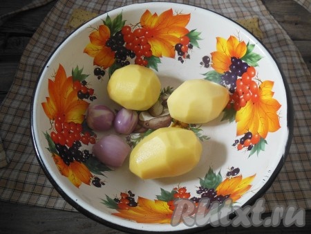 Картофель и лук очистите.