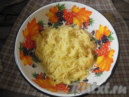 Затем на этой же терке натрите картофель, стараясь перемешивать его с уже натертым репчатым луком.