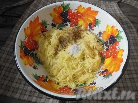 Добавьте соль и черный молотый перец, перемешайте.
